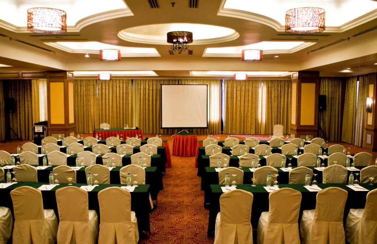 Mines Beach Resort Hotel Seri Kembangan Exterior foto
